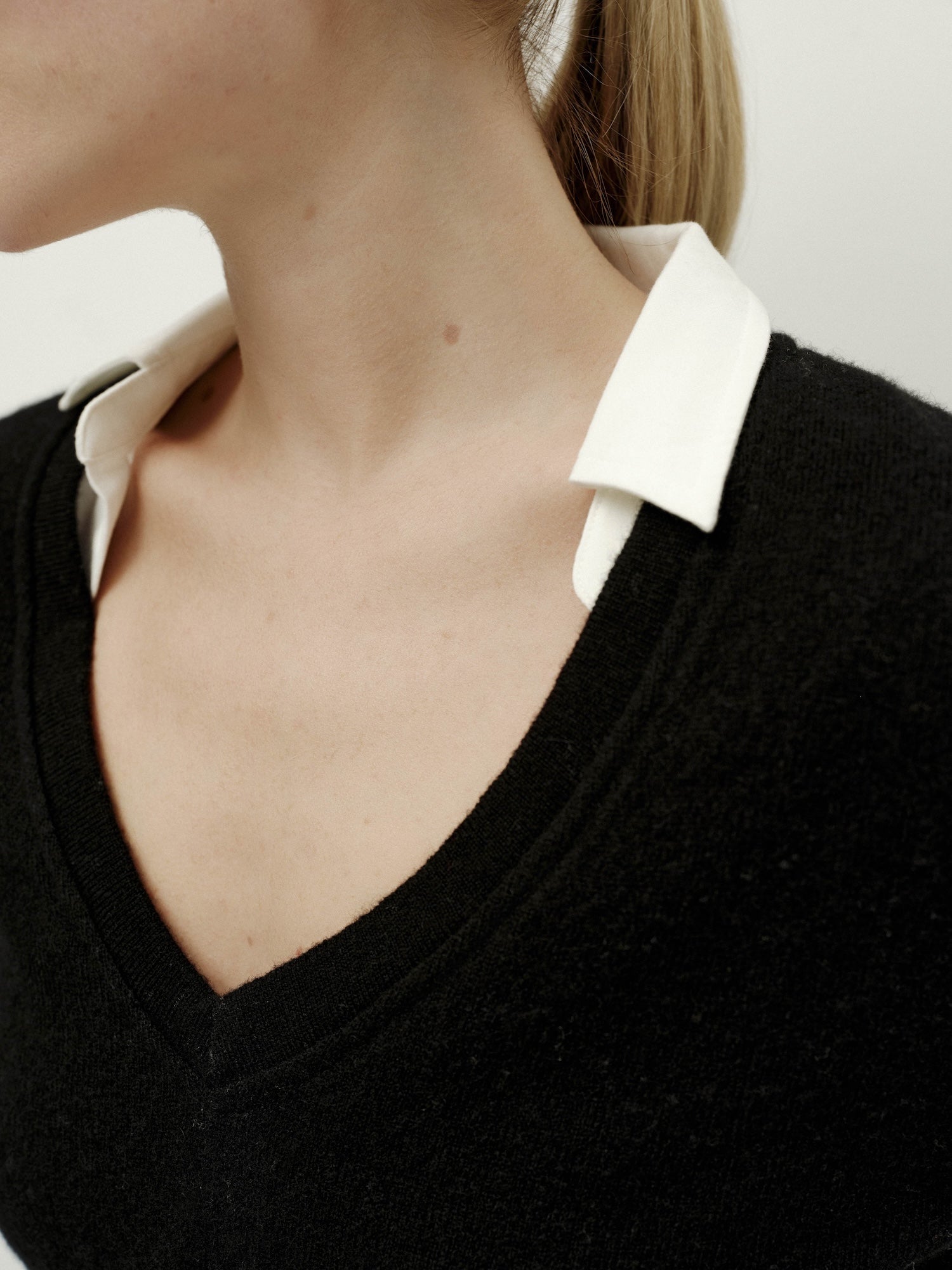 V넥 니트 긴팔-블랙