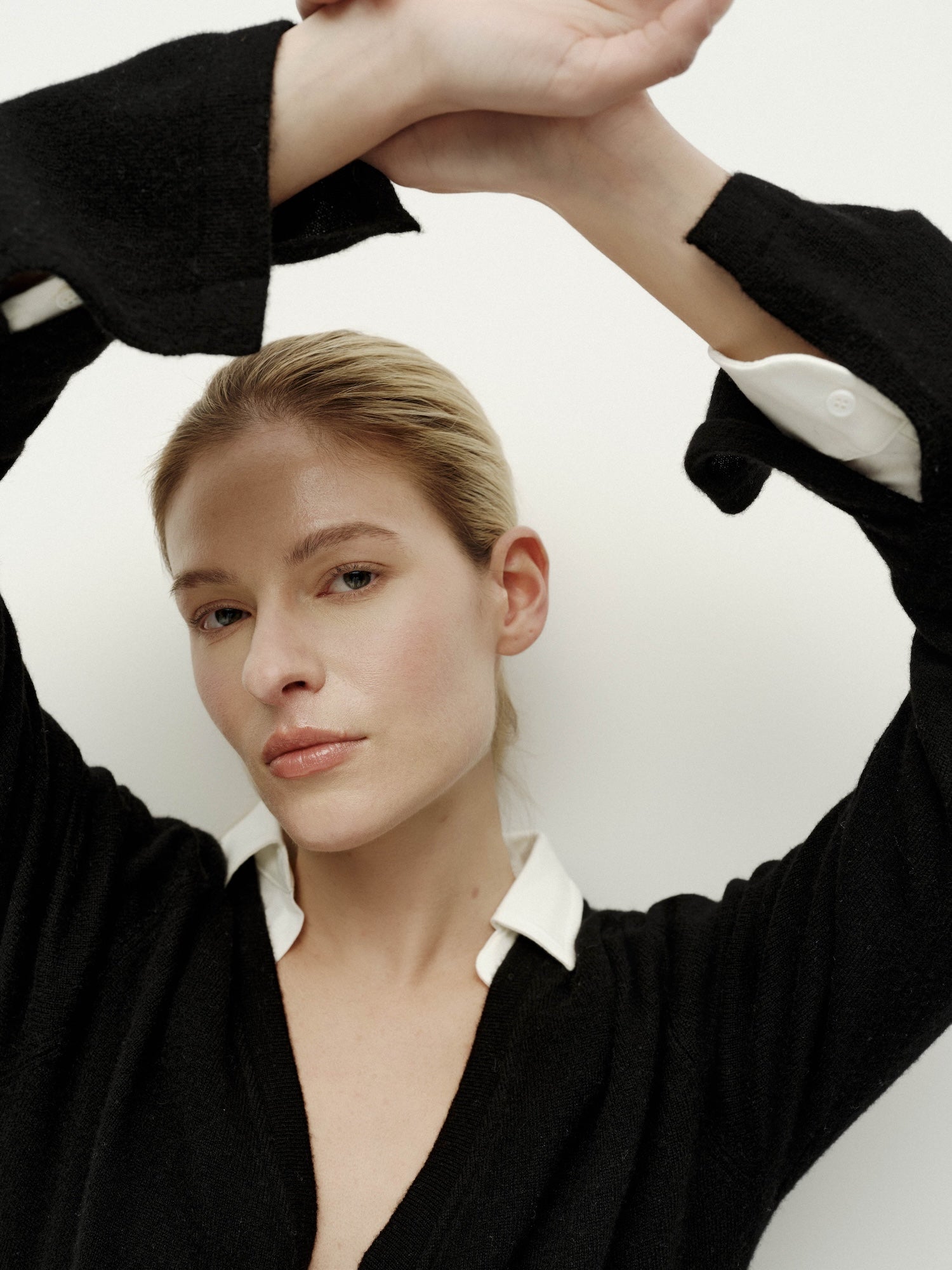 V넥 니트 긴팔-블랙