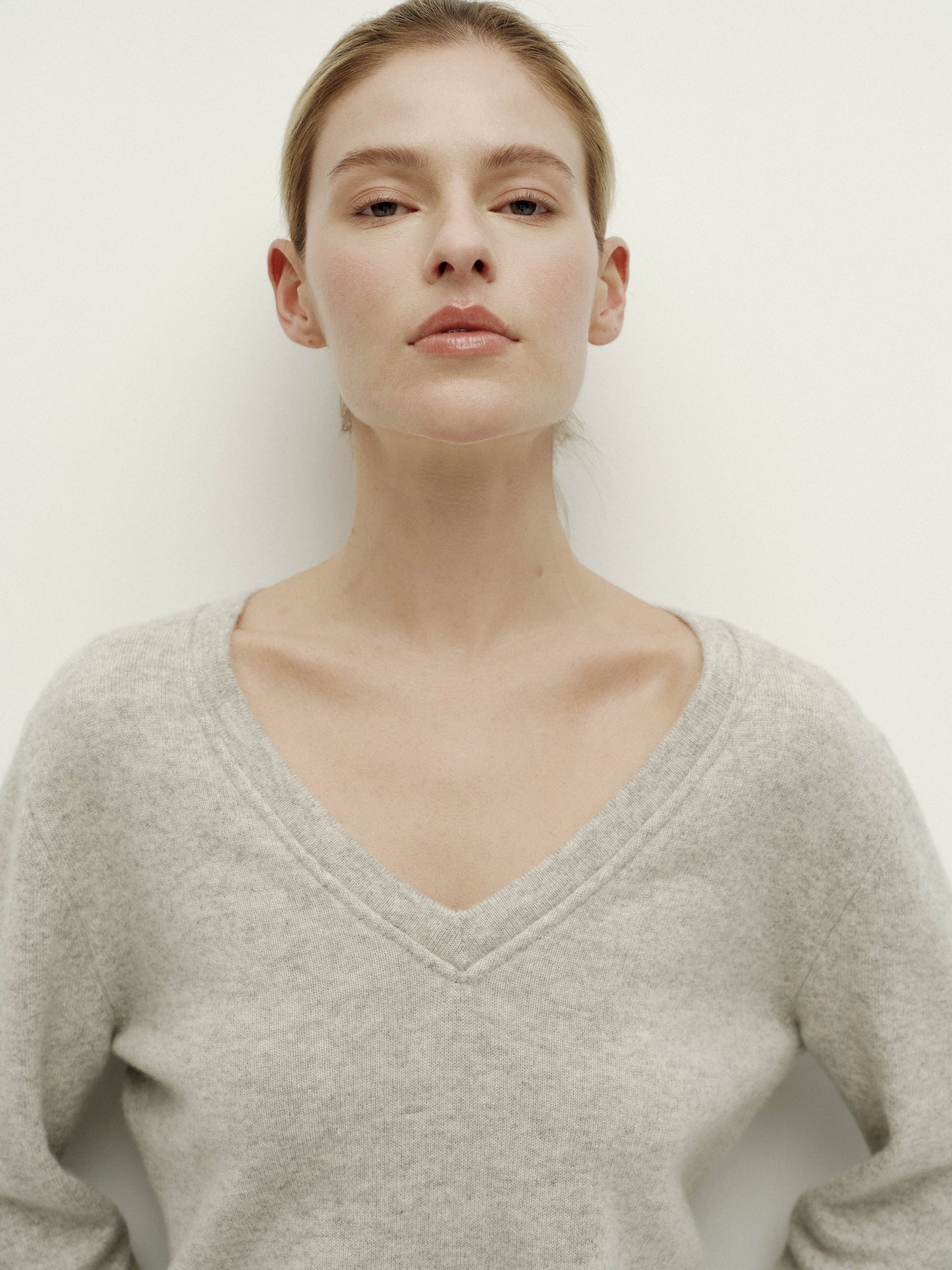 V넥 니트 긴팔 - 따뜻한 회색