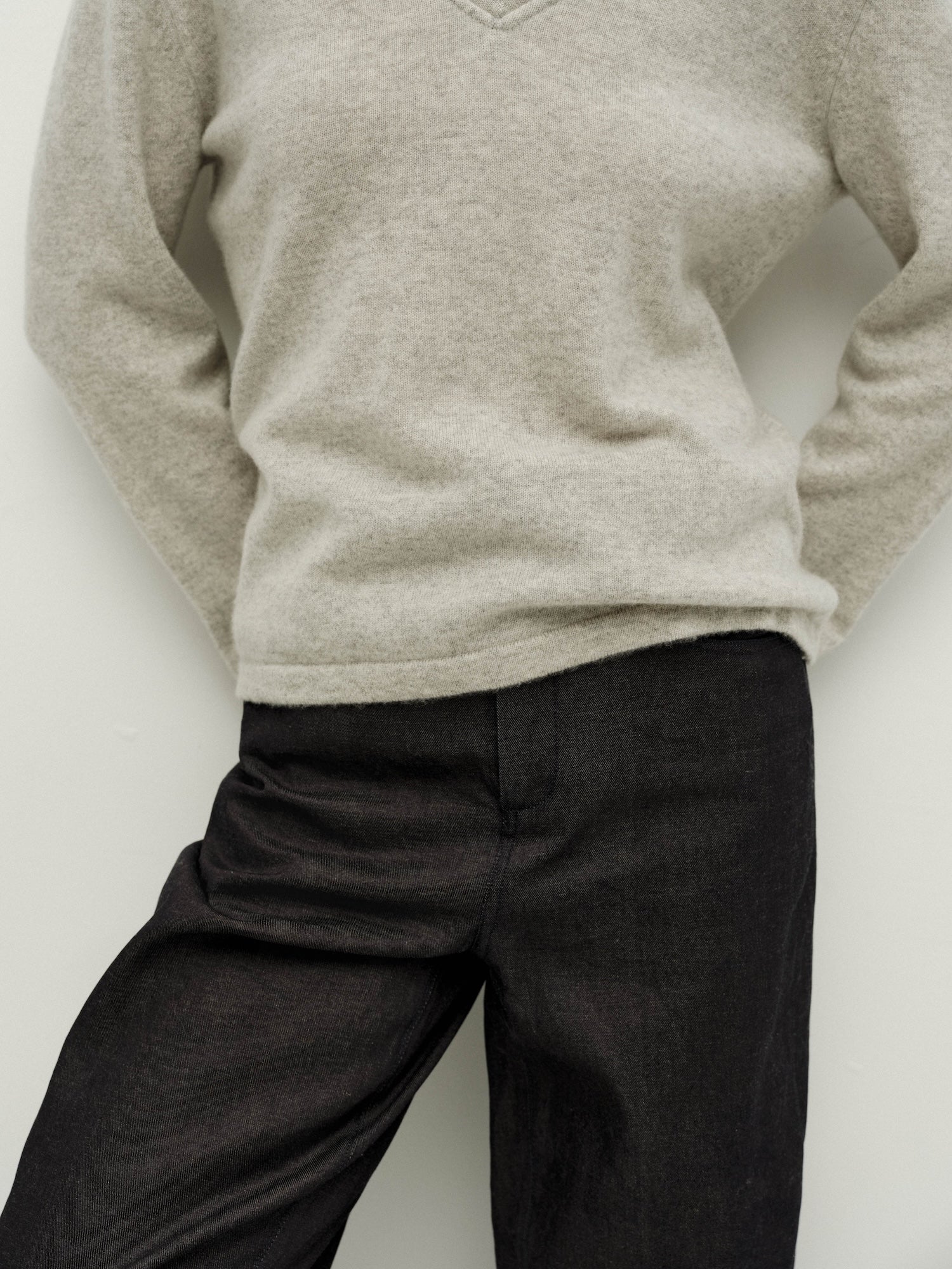 V넥 니트 긴팔 - 따뜻한 회색