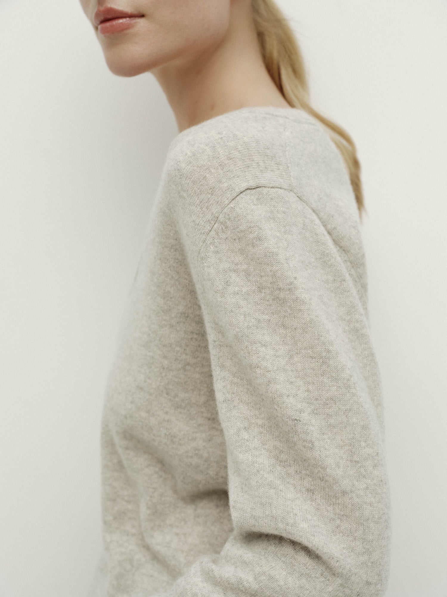 V넥 니트 긴팔 - 따뜻한 회색
